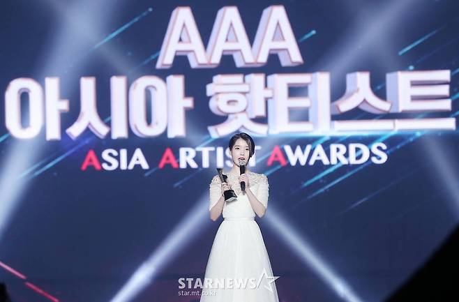 배우 이지은이 인천 남동체육관에서 진행된 '2018 AAA(Asia Artist Awards)' 시상식에서 AAA 아시아 핫티스트 상을 받은 뒤 수상소감을 전하고 있다. /사진=김휘선 기자 hwijpg@