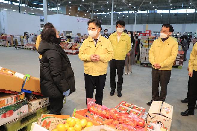김현수(왼쪽에서 두번째) 농림축산식품부 장관이 3일 오후 경기도 수원시 농수산물 도매시장을 찾아 상인들과 이야기하고 있다. (사진=농식품부)