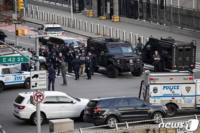 뉴욕 경찰관들이 2일 한 남성의 자살 소동 사건에 대응해 유엔 본부 근처에 모였다. © AFP=뉴스1 © News1 김지현 기자