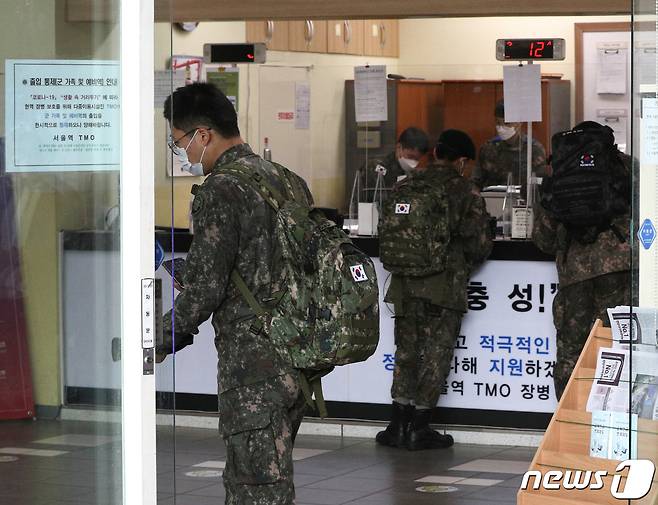 군 장병들이 서울역 여행장병라운지(TMO)를 이용하고 있다. 2021.11.1/뉴스1 © News1 신웅수 기자