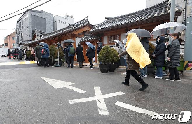 지난 2일 서울 종로구보건소 선별진료소에서 시민들이 검사 대기를 하고 있다. 2021.12.2/뉴스1 © News1 이성철 기자