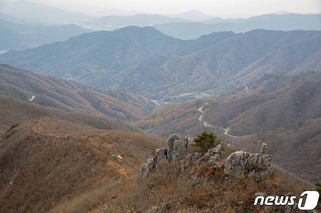국내 최장 길이 대봉산휴양밸리 모노레일이 왕복 3.93km 가파른 언덕을 오르고 있다(함양군 제공)© 뉴스1