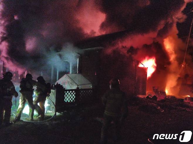 지난 2일 오후 9시20분께 전북 남원시 이백면의 한 주택에서 불이 나 2시간여 만에 꺼졌다.(전북소방본부 제공)© 뉴스1