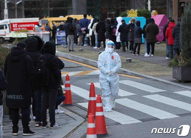 3일 서울 송파구보건소에 시민들이 검사 대기를 하고 있다. 2021.12.3/뉴스1 © News1 이성철 기자