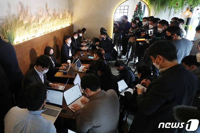 당무를 중단하고 잠행 중인 이준석 국민의힘 대표가 3일 오후 제주시 연동의 한 카페에서 기자 간담회를 하고 있다. 2021.12.3/뉴스1 © News1 오현지 기자