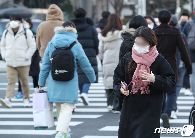 2일 오전 서울 광화문 네거리를 지나 출근길에 오른 시민들이 빠르게 걸음을 옮기고 있다.  2021.12.2/뉴스1 © News1 박정호 기자