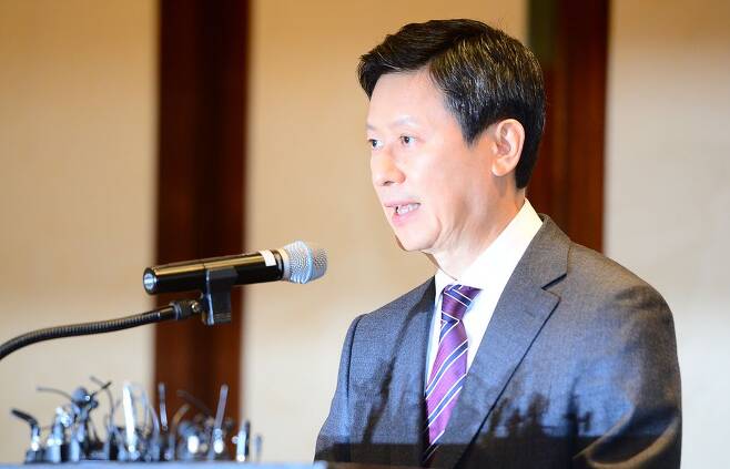지난 2015년 신동주 회장이 서울 웨스틴조선호텔에서 열린 기자회견에서 인사말을 하고 있다. /뉴시스