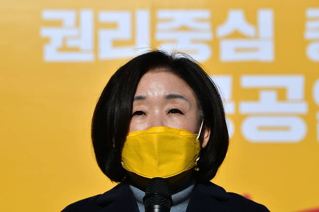 정의당 심상정 대선 후보가 3일 서울 여의도 이룸센터 앞 전국장애인부모연대 단식농성장에서 장애인 정책 공약을 발표하고 있다. /연합뉴스