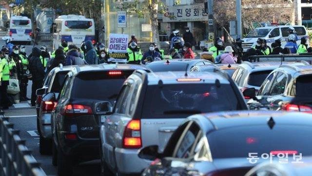 장애인 기습 시위
3일 오전 서울 마포구 공덕오거리가 장애인 단체의 긴급 시위로 교통 정체가 일어나고 있다.