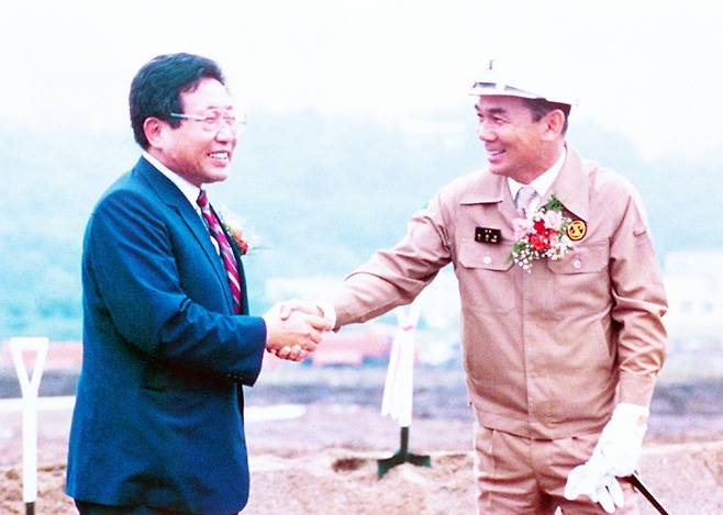 박태준 포스코 명예회장(오른쪽)이 1985년 김호길 포스텍 초대 총장과 악수하는 모습. 포스텍 제공