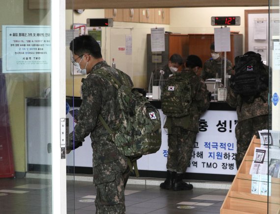 군 장병들이 서울역 여행장병라운지(TMO)를 이용하고 있다. 사진=뉴스1
