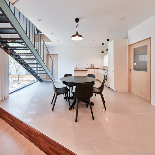 자녀 세대의 주방. 한 집에 주방을 두 곳 마련해 세대별로 따로 쓰도록 했다. 이한울 건축사진작가 제공