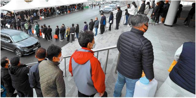 전북 익산시에서 지역민에게 직접 요소수 판매에 나섰던 지난달 9일 오전 익산 실내체육관 앞에 구입통을 든 시민들이 길게 줄지어 서 있다. 뉴시스