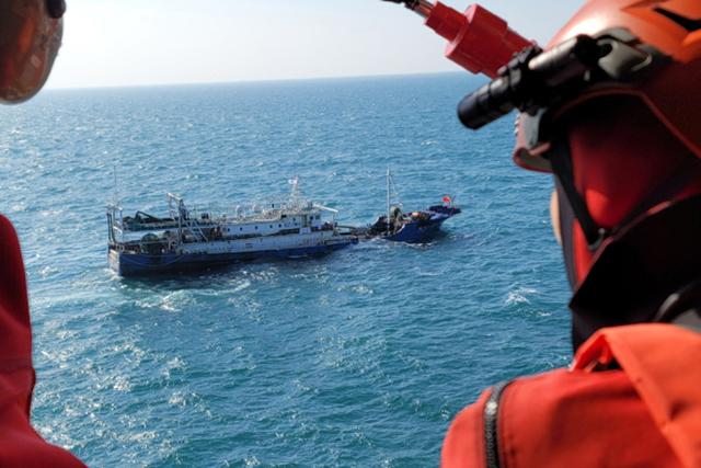 3일 오전 10시 59분쯤 전남 여수시 간여암 남동쪽 약 22㎞ 해상에서 22명이 탄 중국어선 A호가 암초와 충돌해 해경이 구조 중이다. 여수해양경찰서 제공