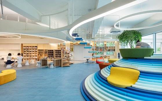 대한민국 공공디자인 대상을 받은 수원시 슬기샘어린 이도서관의 ‘트윈웨이브’. [사진 신경섭 작가]