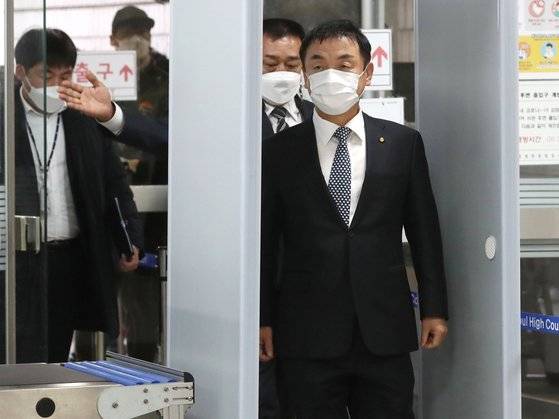 도이치모터스 주가조작 혐의(자본시장법 위반 등)를 받는 권오수 도이치모터스 회장이 지난달 16일 오전 서울 서초동 서울중앙지법에서 열린 구속 전 피의자 심문(영장실질심사)에 출석하기 위해 법정으로 향하고 있다. 연합뉴스