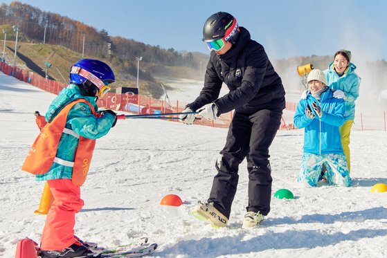 휘닉스 평창은 초보 스키어 대상으로 무료 강습을 시작한다. 한 팀당 7~10명씩, 하루 최대 280명까지 수업을 받을 수 있다. 투숙객이라면 누구나 신청 가능하다. 사진 휘닉스호텔앤드리조트