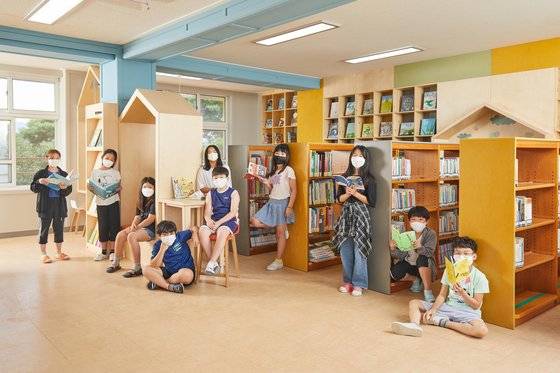 26번째 뉴스킨 희망 도서관 ‘용주도서관’에서 기념 촬영을 하고 있는 학생들의 모습. 사진 뉴스킨 코리아