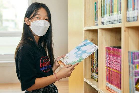 ‘용주도서관’에서 책을 읽고 있는 아이들의 모습. 사진 뉴스킨 코리아