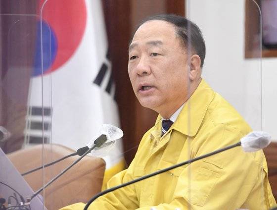 2일 홍남기 경제부총리가 '제49차 비상경제 중앙대책본부회의'를 주재하고 있다. 기획재정부