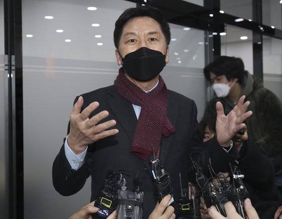 김기현 국민의힘 원내대표가 3일 오후 울산 남구 국민의힘 울산시당에서 이준석 당대표와 회동을 한 뒤 취재진의 질문에 답하고 있다. 뉴스1