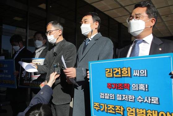 더불어민주당 윤석열 검증특위 민병덕(오른쪽부터), 김용민, 박주민 의원 등이 3일 오후 도이치모터스 주가조작 의혹 사건 관련해 서울 서초구 서울중앙지검을 항의 방문해 철저한 수사를 촉구하고 있다. 연합뉴스