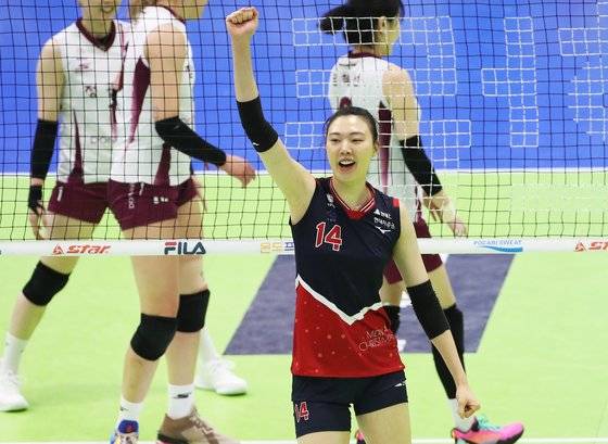 여자 프로배구 최초로 통산 1300블로킹 고지를 밟은 양효진이 3일 KGC인삼공사전에서 팀의 12연승을 확정한 뒤 기뻐하고 있다. [연합뉴스]