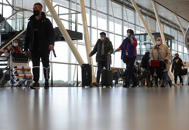 코로나19 양성반응을 보인 남아프리카공화국발 승객 61명이 도착한 네덜란드 스히폴 공항 내부에서 지난달 27일(현지시간) 행인들이 걸어가고 있다. 스히폴|로이터연합뉴스