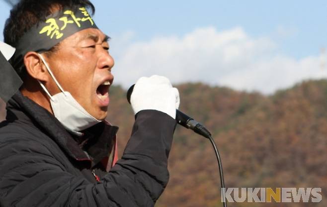 강원 화천지역 군납농가들이 지난달 3일 육군 7사단 정문에서 국방부 급식 전자조달시스템 도입 철회를 촉구하며 집회를 하고 있다.