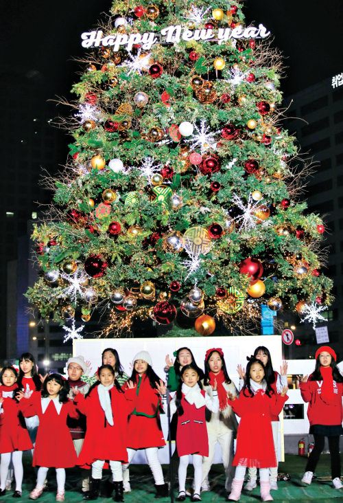지난달 27일 서울 중구 서울광장에서 열린 ‘2021 대한민국 성탄축제’에서 성탄트리 점등식을 한 뒤 어린이들이 캐럴에 맞춰 공연하고 있다. 강민석 선임기자