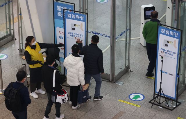 국내에서도 오미크론 변이 감염자가 확인되는 등 방역 상황이 악화되는 가운데 2일 오후 서울역에서 시민들이 열차를 타기 전 발열 체크를 하고 있다. 연합뉴스