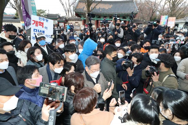 이재명 더불어민주당 대선 후보가 3일 전북 전주시 한옥마을을 방문, 시민들과 인사하고 있다. 연합뉴스