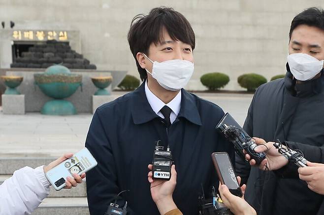 2일 제주시 봉개동 4·3평화공원을 찾아 참배한 뒤 취재진 질문에 답하는 이준석 국민의힘 대표 / 사진=연합뉴스