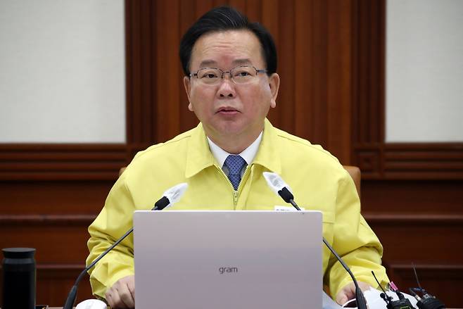 김부겸 국무총리가 3일 정부서울청사에서 열린 코로나19 대응 중앙재난안전대책본부 회의를 주재하고 있다. [연합]