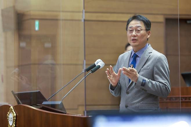 천안시의회 김선태 의원이 행정사무감사에서 질의를 하고 있다 *재판매 및 DB 금지