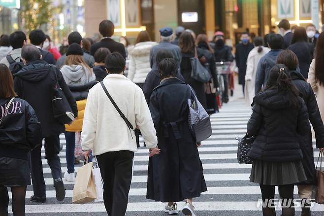 [도쿄=AP/뉴시스] 30일 일본 도쿄에서 시민들이 건널목을 건너고 있다. 2021.12.03.