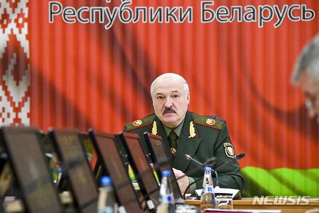 [민스크(벨라루스)=AP/뉴시스] 알렉산드르 루카셴코 대통령이 지난달 22일(현지시간) 벨라루스 수도 민스크에서 군 수뇌부와 회의를 하고 있다. 2021.12.03.