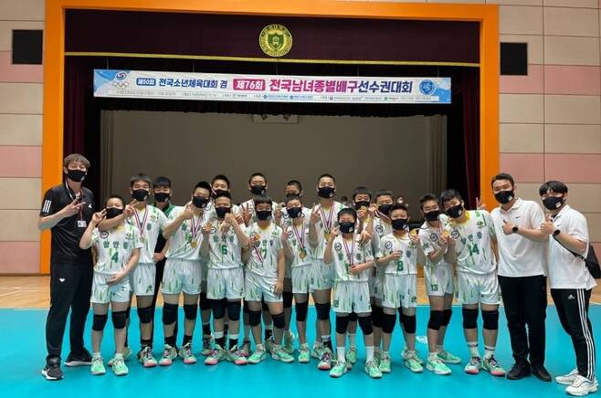 제50회 전국소년체육대회'에서 금메달을 딴 함안중학교 배구부 선수단. *재판매 및 DB 금지