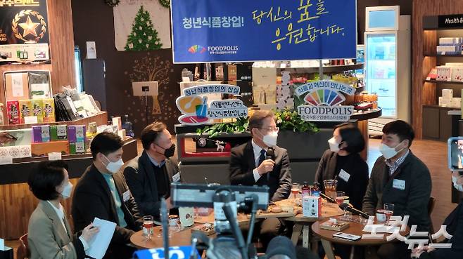 3일, 이재명 민주당 대선후보가 전북 익산 국가식품클러스터에서 청년CEO와 간담회를 하고 있다. 도상진 기자