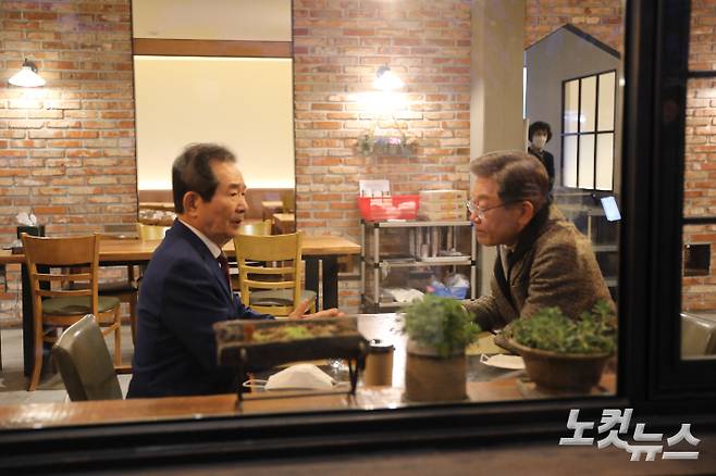 3일 이재명 민주당 대선후보가 전주한옥마을에서 정세균 전 총리와 대화를 나누고 있다. 송승민 기자