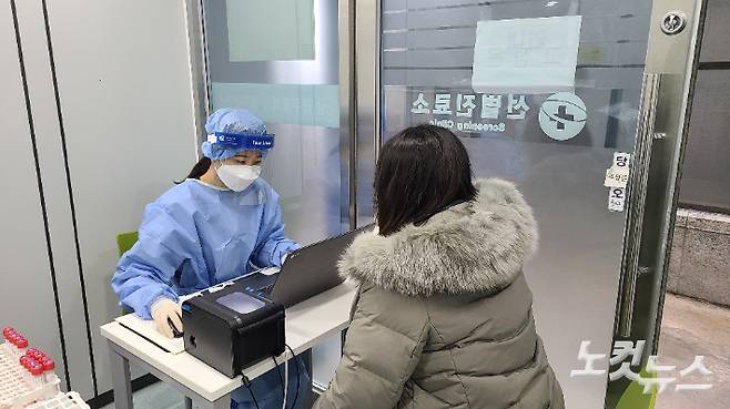 의료진이 3일 광주 동구 선별진료소에서 시민을 대상으로 코로나19 진단검사를 하고 있다. 김한영 기자