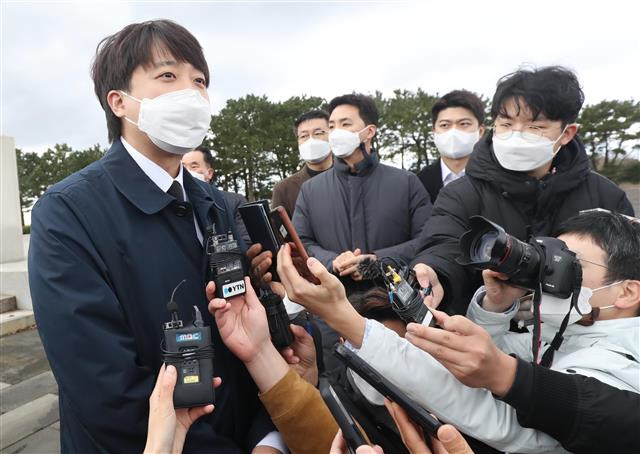 - 당무를 중단하고 잠행 중인 이준석(왼쪽) 국민의힘 대표가 2일 제주시 봉개동 제주 4·3평화공원 참배를 마친 후 취재진의 질문에 답변하고 있다.제주 뉴스1