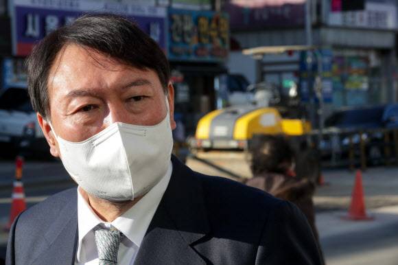 안양 사고 현장 둘러보는 윤석열 대선후보 - 국민의힘 윤석열 대선 후보가 2일 근로자 3명이 사고로 사망한 경기 안양시의 한 도로포장 공사장을 긴급 방문, 둘러보고 있다. 2021.12.2  국민의힘 윤석열 대선후보 캠프 제공