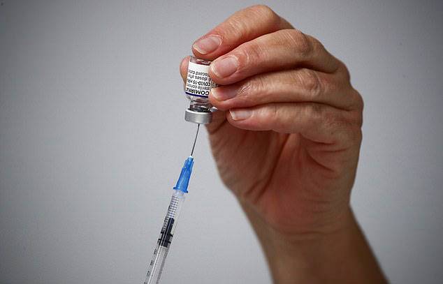 영국 사우샘프턴대학병원 임상연구소 교수인 솔 포스트 박사는 “과학자로서 우리의 희망은 추가접종이 오미크론 변이로 인한 입원과 사망 역시 막아주는 것”이라고 기대감을 드러냈다.(사진=EPA 연합뉴스)