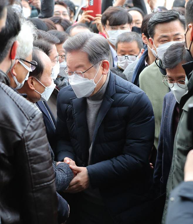 이재명 더불어민주당 대선후보가 4일 전북 군산시 공설시장을 방문, 지지자들과 인사하고 있다. (사진=연합뉴스)