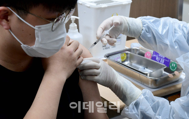 [이데일리 이영훈 기자] 12~17세 소아청소년에 대한 코로나19 백신 접종이 시작된 지난 10월 18일 서울 양천구 홍익병원에서 한 학생이 코로나19 백신접종을 하고 있다.