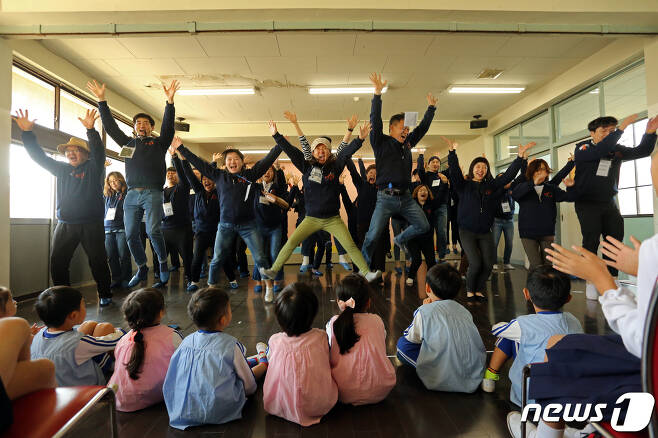 '몽당연필' 회원들이 일본 아이치현 소재 도슌조선초중급학교를 방문해 노래·춤 등을 공연하고 있다. © 뉴스1
