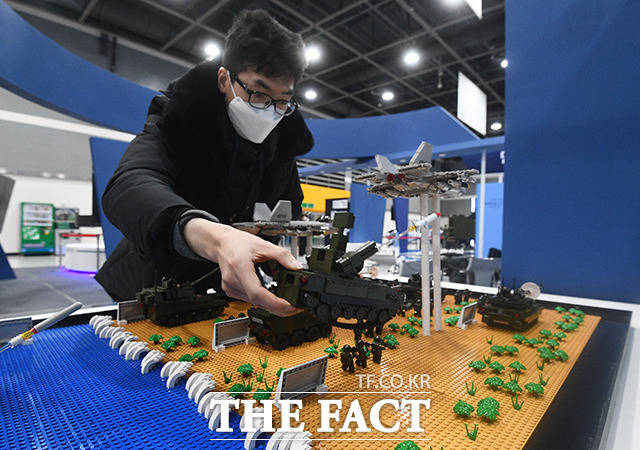 한 관계자가 블럭을 이용해 한국군 주요 장비를 재현하고 있다.