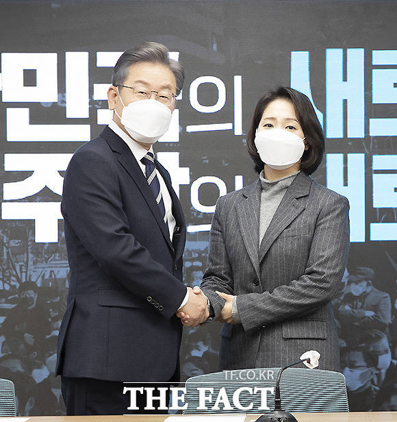 진중권 전 동양대 교수가 4일 더불어민주당 상임선대위원장에 발탁된 뒤 사생활 문제로 사퇴한 조동연 서경대 교수를 엄호하며 "10년 전 사생활까지 검증한다는 게 황당하다"고 했다. /이선화 기자