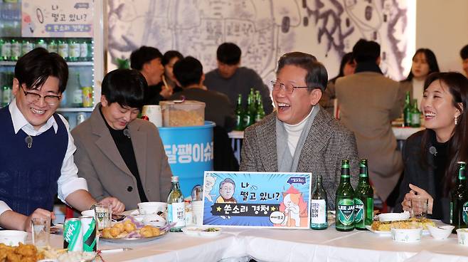 이재명 더불어민주당 대선 후보가 지난 3일 전북 전주시 '가맥집(슈퍼마켓 형식의 맥주집)'에서 열린 2030 청년들과의 쓴소리 경청시간'에서 대화 도중 밝게 웃고 있다./연합뉴스